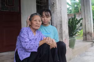 Bà Đoàn Thị Nguyệt và cháu gái Lê Thu Mai.