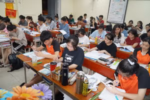 Học sinh Trường Phổ thông DTNT THPT số 2 Nghệ An tự học buổi tối trên lớp.