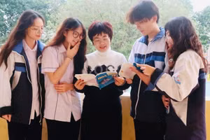 Cô trò lớp 12A4 Trường THPT Lê Quý Đôn.