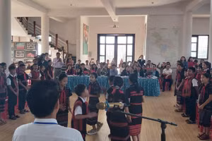 Học sinh miền núi huyện Đakrông tham gia chuyên đề giáo dục lịch sử địa phương.