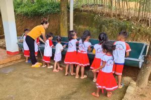 Nguồn nước Trường Mầm non Đăk Ang sử dụng được dẫn từ hệ thống nước sạch liên thôn.