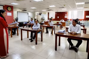 Các ứng viên tham gia thi tuyển phó hiệu trưởng năm 2022 tại TPHCM. Ảnh: NVCC