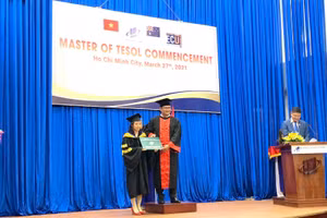 GS.TS Nguyễn Minh Hà- Hiệu trưởng Trường ĐH Mở TPHCM trao bằng tốt nghiệp cho 1 thạc sĩ