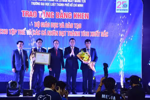 Thứ trưởng Bộ GD&ĐT Nguyễn Văn Phúc trao Bằng khen của Bộ trưởng cho tập thể Nhà trường