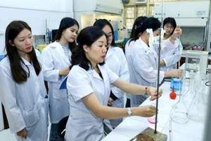 Cán bộ, sinh viên Khoa Môi trường, Trường Đại học Khoa học tự nhiên-ĐHQG TPHCM trong một giờ thực hành