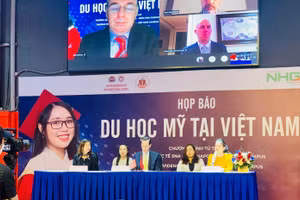 Đại diện các đơn vị giới thiệu việc triển khai 2 chương trình lấy bằng Tú tài Mỹ tại Việt Nam