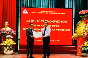 Thứ trưởng Bộ GD&ĐT Nguyễn Văn Phúc (bên phải) trao Quyết định bổ nhiệm cho TS Vũ Quảng.