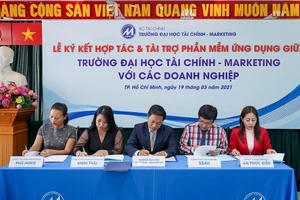 Đại diện UFM-TS Lê Trung Đạo (giữa) ký kết hợp tác với các Doanh nghiệp