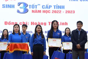 Bà Trần Thị Thu - Bí thư Tỉnh Đoàn và ông Võ Trường Sơn - Phó Trưởng Ban Dân vận Tỉnh ủy tuyên dương học sinh.