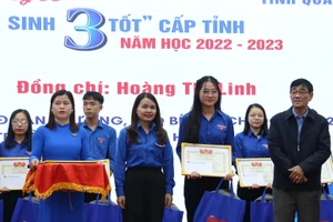 Bà Trần Thị Thu - Bí thư Tỉnh Đoàn và ông Võ Trường Sơn - Phó Trưởng Ban Dân vận Tỉnh ủy tuyên dương học sinh.