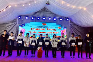 Thầy Nguyễn Minh Phương, Hiệu trưởng Trường THPT Hùng Vương trao học bổng cho học sinh khó khăn.