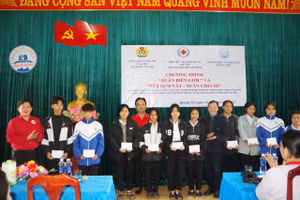 Sở GD&ĐT và Công đoàn ngành Giáo dục Quảng Trị, Hội Chữ thập đỏ quận Gò Vấp tặng quà đến học sinh.