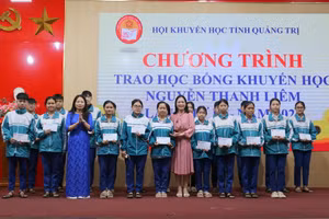 Bà Dương Thị Hải Yến – Chủ tịch Hội Khuyến học Quảng Trị và cô giáo Tạ Thị Thu Hiền - Hiệu Trưởng Trường THPT Đông Hà trao học bổng cho học sinh.