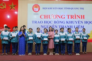 Bà Dương Thị Hải Yến – Chủ tịch Hội Khuyến học Quảng Trị và cô giáo Tạ Thị Thu Hiền - Hiệu Trưởng Trường THPT Đông Hà trao học bổng cho học sinh.