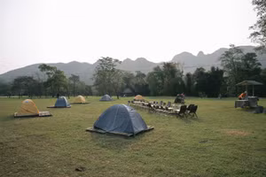 Mô hình du lịch cắm trại đang được nhiều du khách trải nghiệm tại Quảng Bình. Ảnh: Trần Cương.