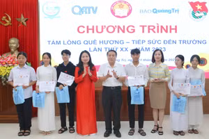 Ông Hà Sỹ Đồng – Phó Chủ tịch thường trực UBND tỉnh Quảng Trị (áo trắng) và bà Dương Thị Hải Yến - Chủ tịch Hội Khuyến học trao học bổng đến tân sinh viên.