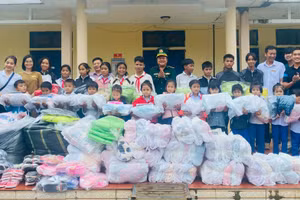 Đồn Biên phòng Hướng Lập tặng quà cho học sinh Trường TH&THCS Hướng Việt.