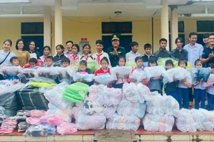 Đồn Biên phòng Hướng Lập tặng quà cho học sinh Trường TH&THCS Hướng Việt.