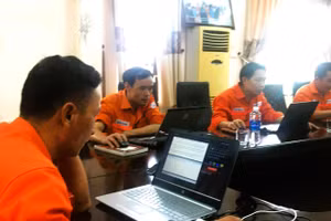 Cán bộ công nhân Công ty Thủy điện Quảng Trị tham gia học thông qua phần mềm đào tạo E-Learning.