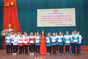 Bà Dương Thị Hải Yến - Chủ tịch Hội Khuyến học tỉnh Quảng Trị cho biết, học bổng góp phần quan trọng hỗ trợ các em trong học tập.