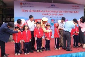 Trao tặng mũ bảo hiểm cho các em học sinh Trường Tiểu học Đồng Mỹ.