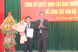 Phó Bí thư Tỉnh ủy - Nguyễn Đăng Quang trao quyết định bổ nhiệm ông Nguyễn Khánh Vũ làm Bí thư huyện Hải Lăng. (Ảnh: T.P)