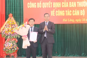 Phó Bí thư Tỉnh ủy - Nguyễn Đăng Quang trao quyết định bổ nhiệm ông Nguyễn Khánh Vũ làm Bí thư huyện Hải Lăng. (Ảnh: T.P)