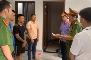 Cơ quan chức năng bắt các nghi phạm liên quan đến hoạt động "tín dụng đen". (Ảnh: Công an Quảng Bình)