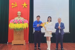 Em Nguyễn Lê Vi - quán quân người mẫu nhí tại cuộc thi Asia Model Awards.