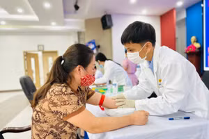 Nhân viên y tế lấy mẫu xét nghiệm cho giáo viên. 