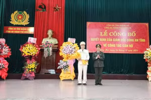 Đại tá Lê Phương Nam, Phó Giám đốc Công an tỉnh trao quyết định cho Trung tá Ngô Nhật Tân. 