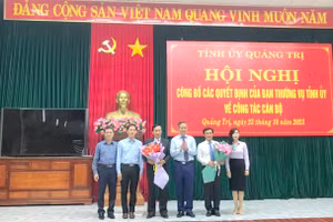 Ông Nguyễn Đăng Quang - Phó Bí thư Thường trực Tỉnh ủy Quảng Trị trao quyết định điều động các nhân sự. 