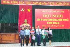 Ông Nguyễn Đăng Quang - Phó Bí thư Thường trực Tỉnh ủy Quảng Trị trao quyết định điều động các nhân sự. 