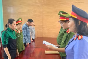 Cơ quan chức năng khởi tố bị can Nguyễn Thị Loan (người đầu tiên bên trái). Ảnh: Trần Tuấn