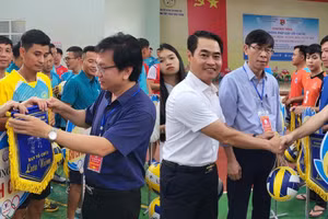 Ban tổ chức trao cờ lưu niệm cho các đội tham gia thi đấu.