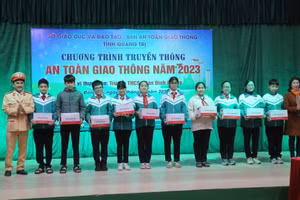 Tặng mũ bảo hiểm cho học sinh.