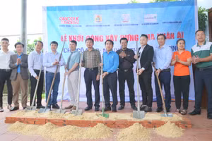 Lãnh đạo các cơ quan, đơn vị thực hiện nghi thức khởi công. 