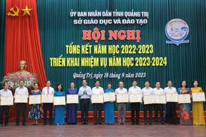 Ông Hoàng Nam - Phó Chủ tịch UBND tỉnh Quảng Trị trao Bằng khen của UBND tỉnh cho các tập thể, cá nhân.