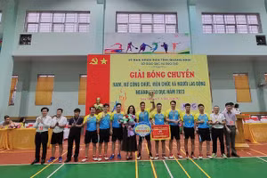 Ban tổ chức trao giải Nhất cho đội bóng nam Trường THPT chuyên Võ Nguyên Giáp.