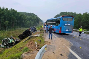 Hiện trường vụ tai nạn liên hoàn trên cao tốc Cam Lộ - La Sơn.