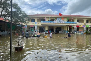 Nằm ở vùng rốn lũ huyện Hải Lăng (Quảng Trị), chiều 16/11, khuôn viên Trường Mầm non xã Hải Chánh vẫn còn ngập sâu.