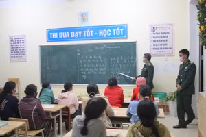Bộ đội Biên phòng tham gia dạy xóa mù chữ cho người dân biên giới.