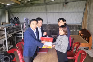 Ông Đặng Ngọc Tuấn, Giám đốc Sở GD&ĐT tỉnh Quảng Bình cùng Công đoàn ngành Giáo dục chia sẻ với hoàn cảnh các giáo viên có hoàn cảnh đặc biệt khó khăn.