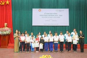 Lãnh đạo Hội khuyến học tỉnh trao học bổng cho học sinh. 