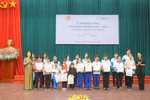 Lãnh đạo Hội khuyến học tỉnh trao học bổng cho học sinh. 