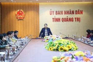 Ông Hà Sỹ Đồng, Phó Chủ tịch Thường trực UBND tỉnh Quảng Trị chỉ đạo các Sở, ngành liên quan rà soát quy định, đề xuất hướng xử lý.