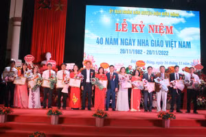 Lãnh đạo UBND huyện Điện Biên Đông tặng Giấy khen cho các cá nhân tiêu biểu.