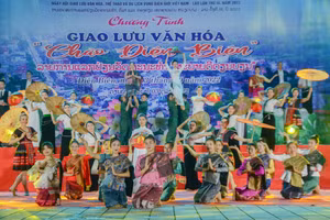 Chương trình giao lưu nghệ thuật "Chào Điện Biên" kết thúc Ngày hội Việt - Lào.