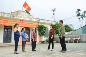 Cán bộ MTTQ xã Thanh Chăn, huyện Điện Biên tuyên truyền, vận động người dân cùng tham gia chương trình "thắp sáng đường quê".