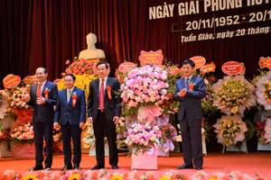 Ông Lê Thành Đô, Chủ tịch UBND tỉnh Điện Biên (ngoài cùng bên phải) tặng hoa chúc mừng huyện Tuần Giáo.